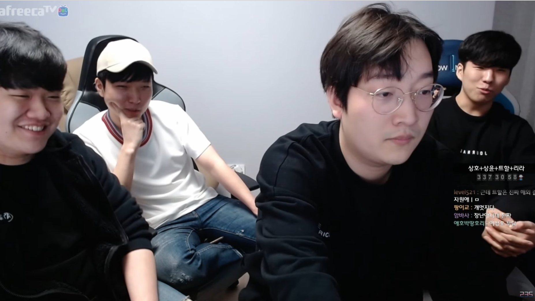 Seorabeol Gaming players